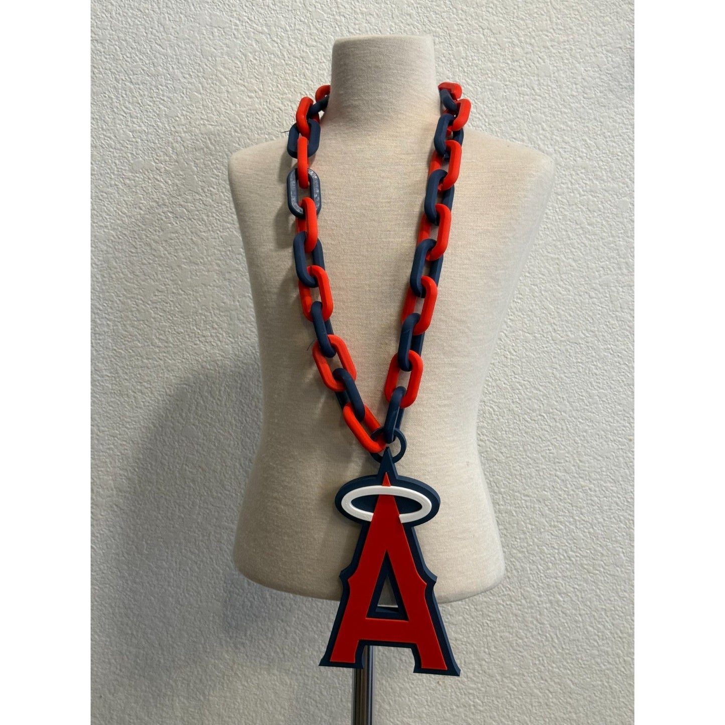 Los Angeles Angels Oversized Logo Pendant and MLB Fan Chain