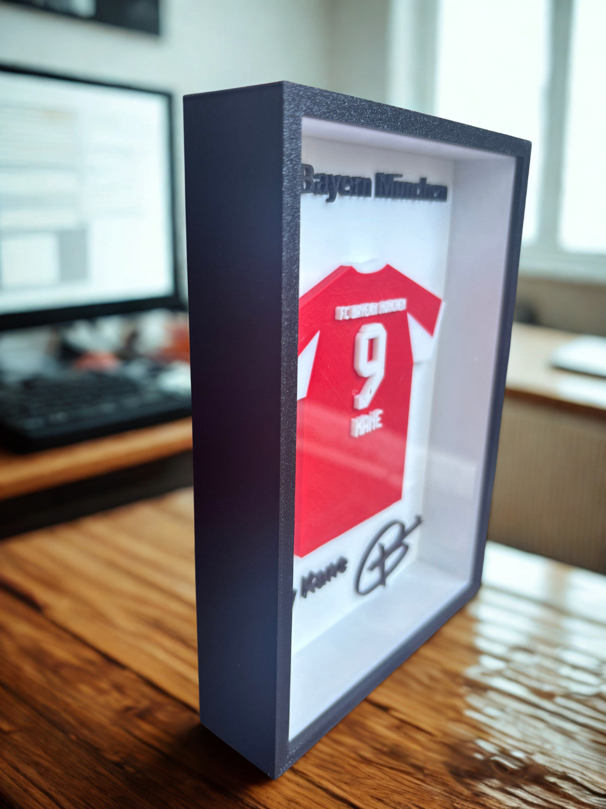 FC Bayern München – Harry Kane #9 Framed 3D Jersey Display (Collector’s Edition)