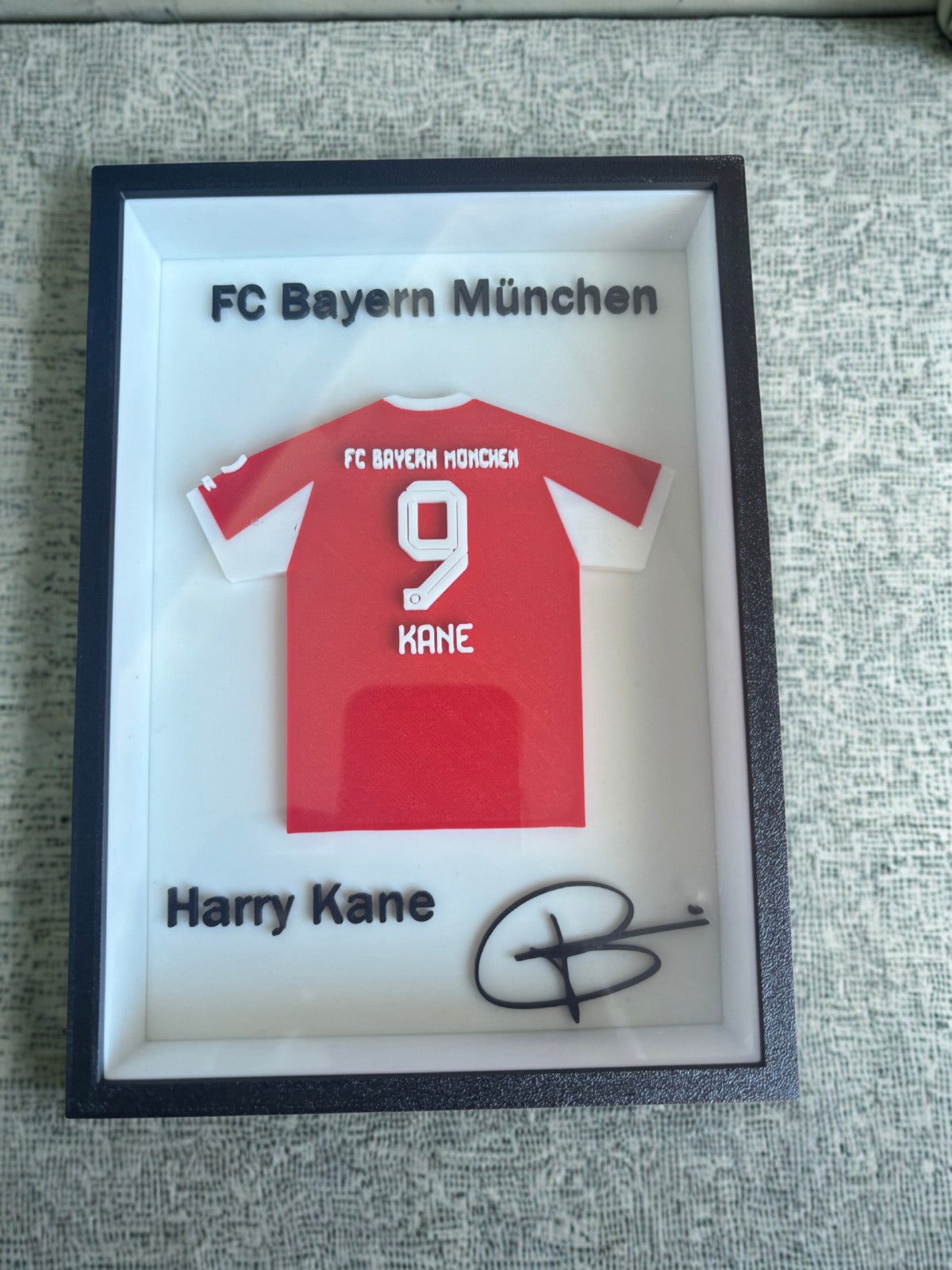 FC Bayern München – Harry Kane #9 Framed 3D Jersey Display (Collector’s Edition)